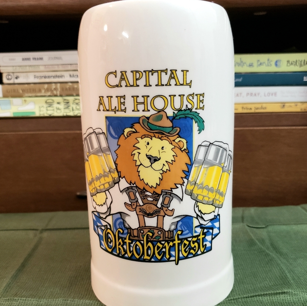 Capital Ale House Oktoberfest Lion Graphic Large M